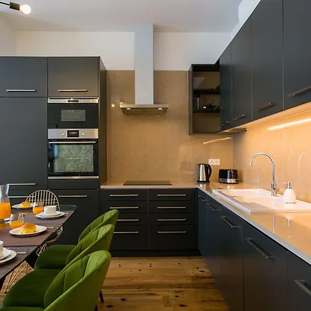 Joivy Gorgeous 3br With Balcony Nearby Time Out Market Appartement Lissabon